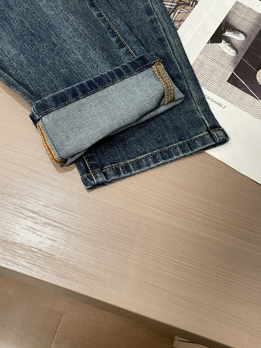 Lv专柜最新同款牛仔裤 面料版型做工绝绝子好穿不挑身材在搭配上没有太多的限制 随意简洁的衬托其他单品，来