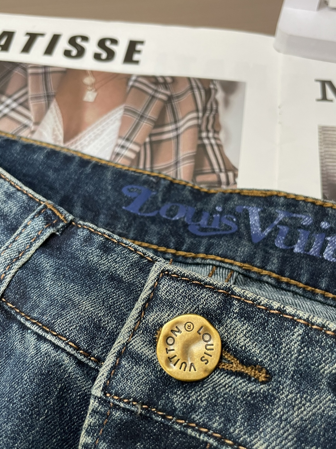 Lv专柜最新同款牛仔裤 面料版型做工绝绝子好穿不挑身材在搭配上没有太多的限制 随意简洁的衬托其他单品，来