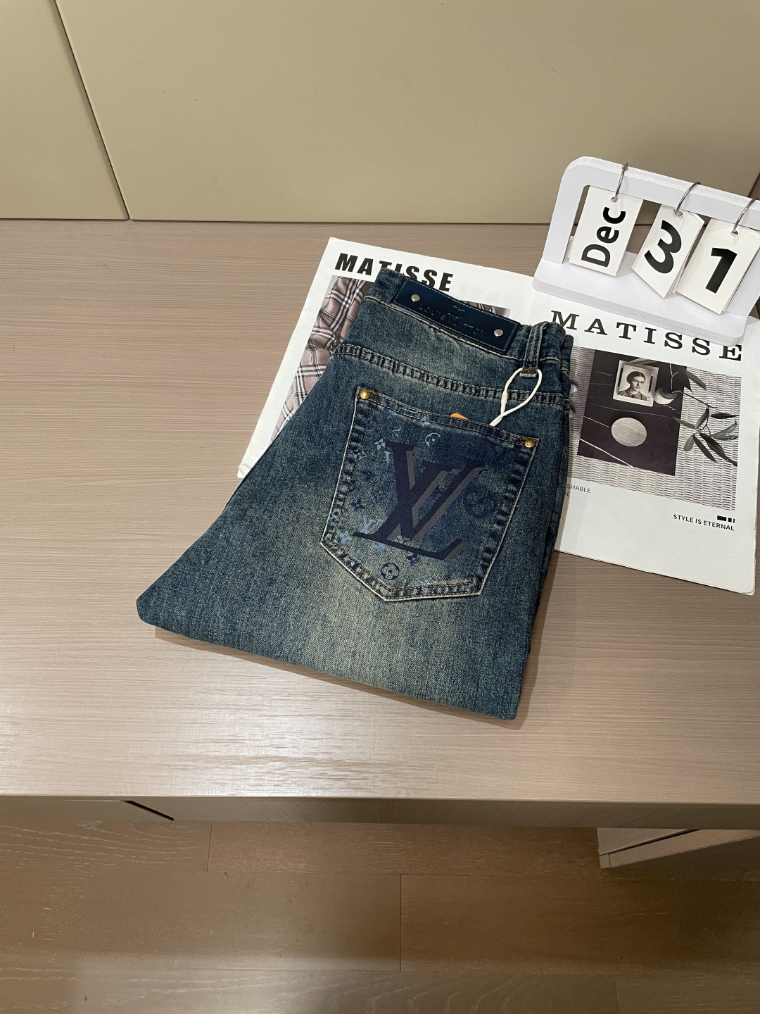 Lv专柜最新同款牛仔裤 面料版型做工绝绝子好穿不挑身材在搭配上没有太多的限制 随意简洁的衬托其他单品，来