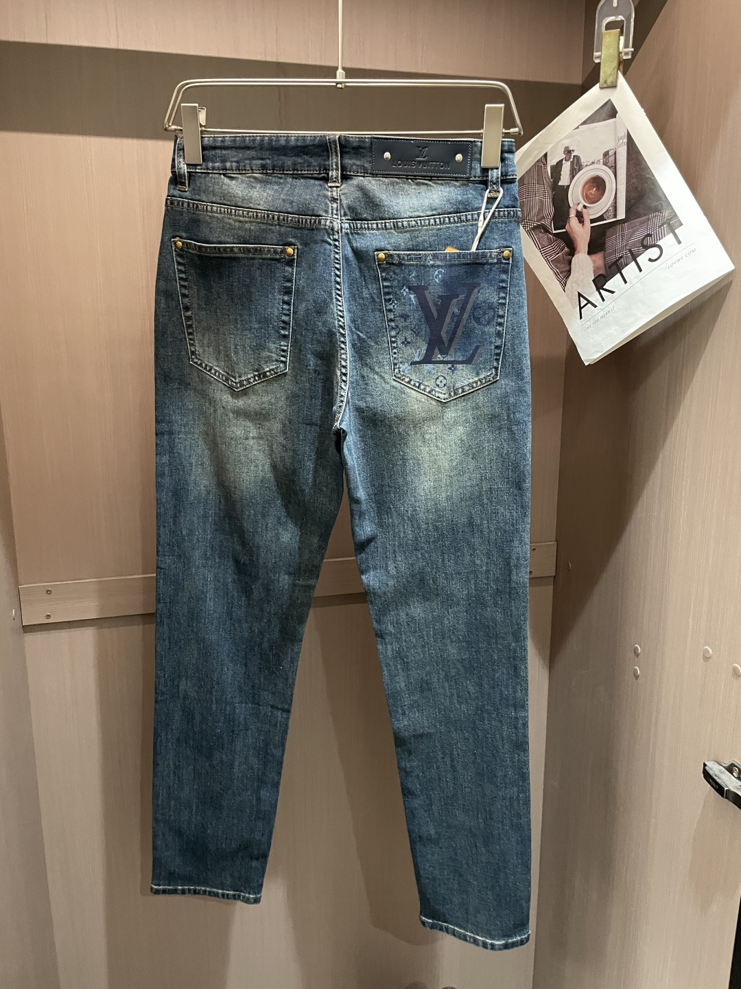 Lv专柜最新同款牛仔裤 面料版型做工绝绝子好穿不挑身材在搭配上没有太多的限制 随意简洁的衬托其他单品，来