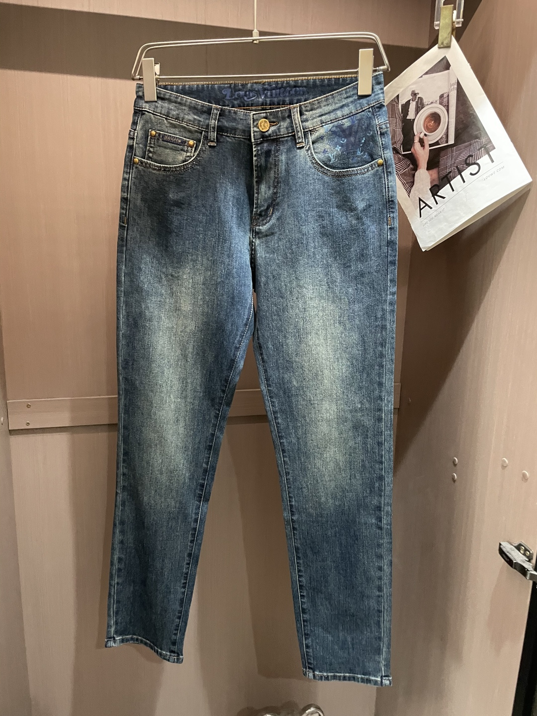 Lv专柜最新同款牛仔裤 面料版型做工绝绝子好穿不挑身材在搭配上没有太多的限制 随意简洁的衬托其他单品，来