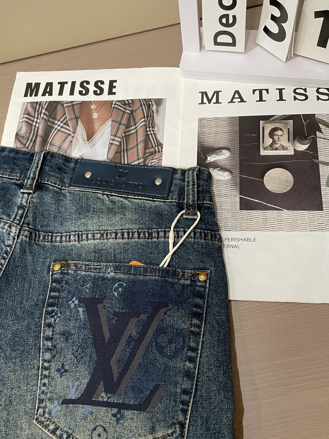 Lv专柜最新同款牛仔裤 面料版型做工绝绝子好穿不挑身材在搭配上没有太多的限制 随意简洁的衬托其他单品，来