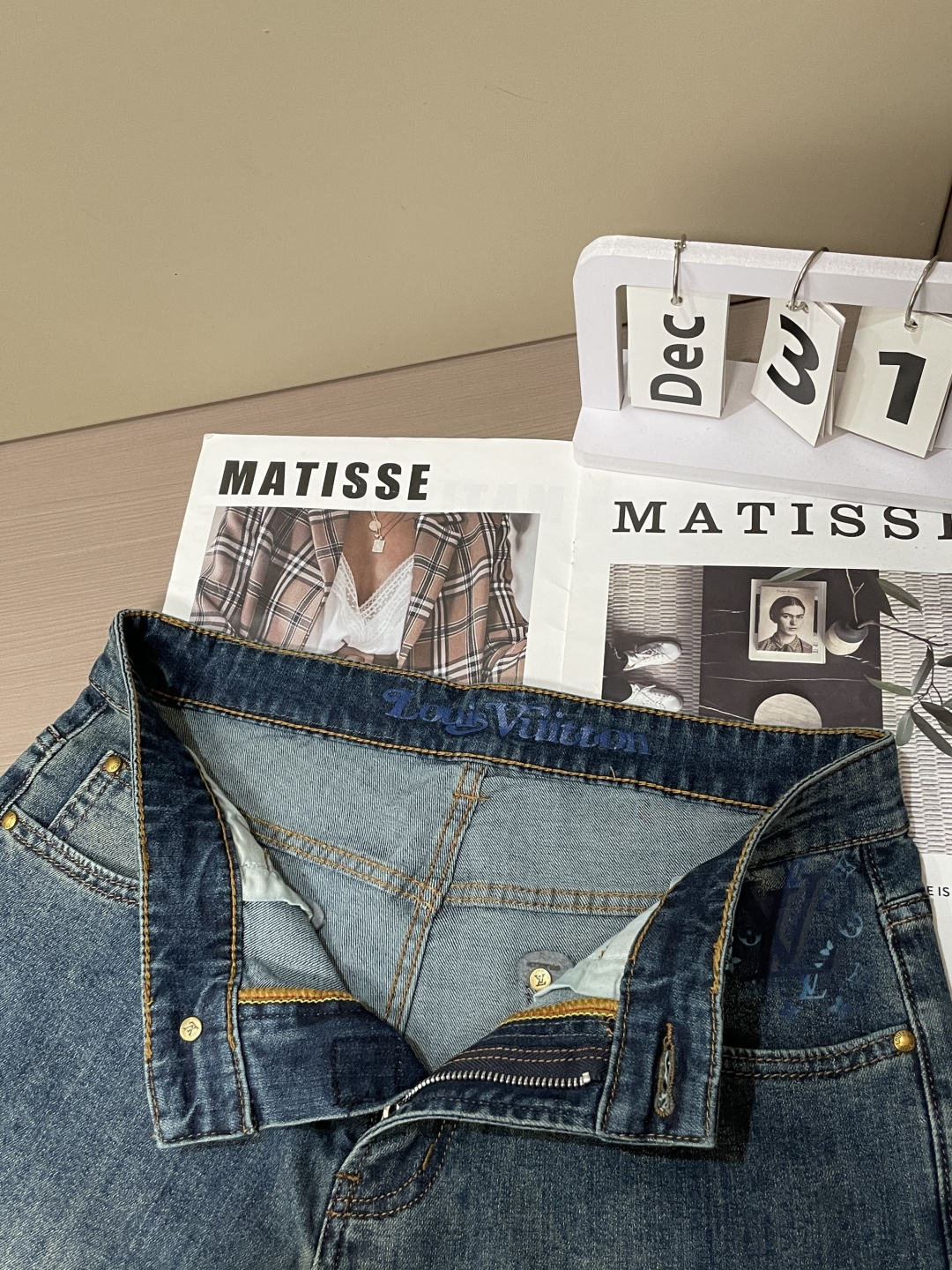 Lv专柜最新同款牛仔裤 面料版型做工绝绝子好穿不挑身材在搭配上没有太多的限制 随意简洁的衬托其他单品，来