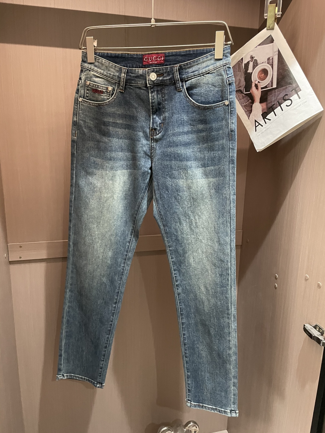 Gucc专柜最新同款牛仔裤 面料版型做工绝绝子好穿不挑身材在搭配上没有太多的限制 随意简洁的衬托其他单品