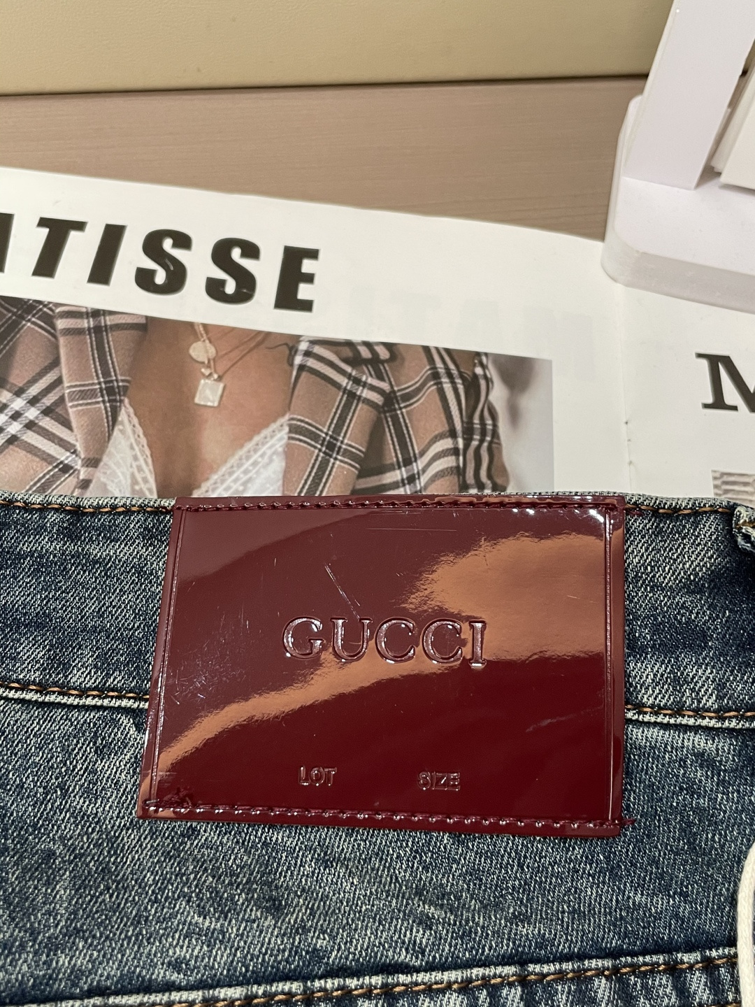 Gucc专柜最新同款牛仔裤 面料版型做工绝绝子好穿不挑身材在搭配上没有太多的限制 随意简洁的衬托其他单品