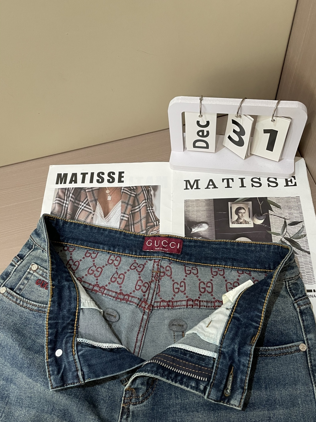 Gucc专柜最新同款牛仔裤 面料版型做工绝绝子好穿不挑身材在搭配上没有太多的限制 随意简洁的衬托其他单品