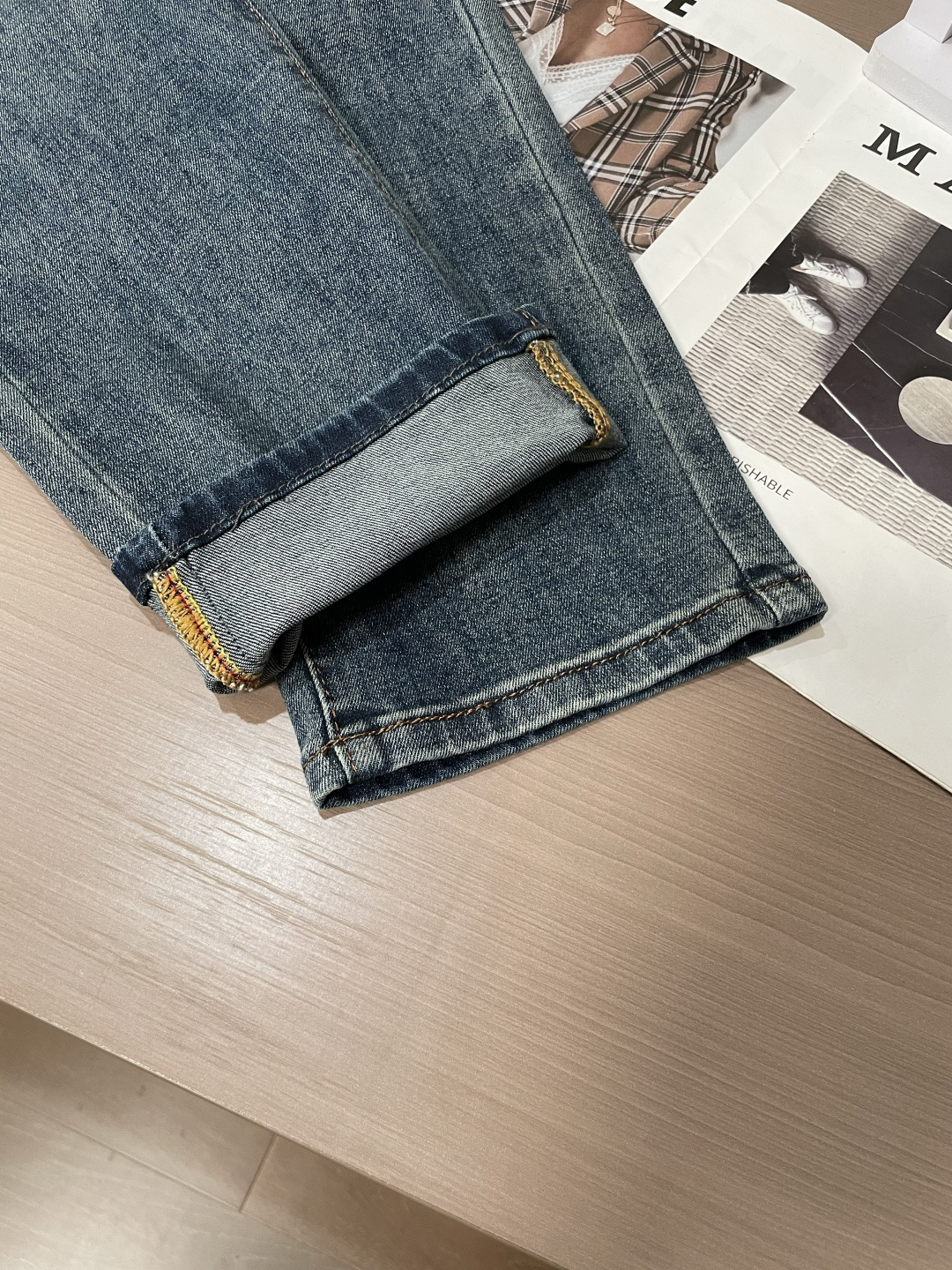 Gucc专柜最新同款牛仔裤 面料版型做工绝绝子好穿不挑身材在搭配上没有太多的限制 随意简洁的衬托其他单品