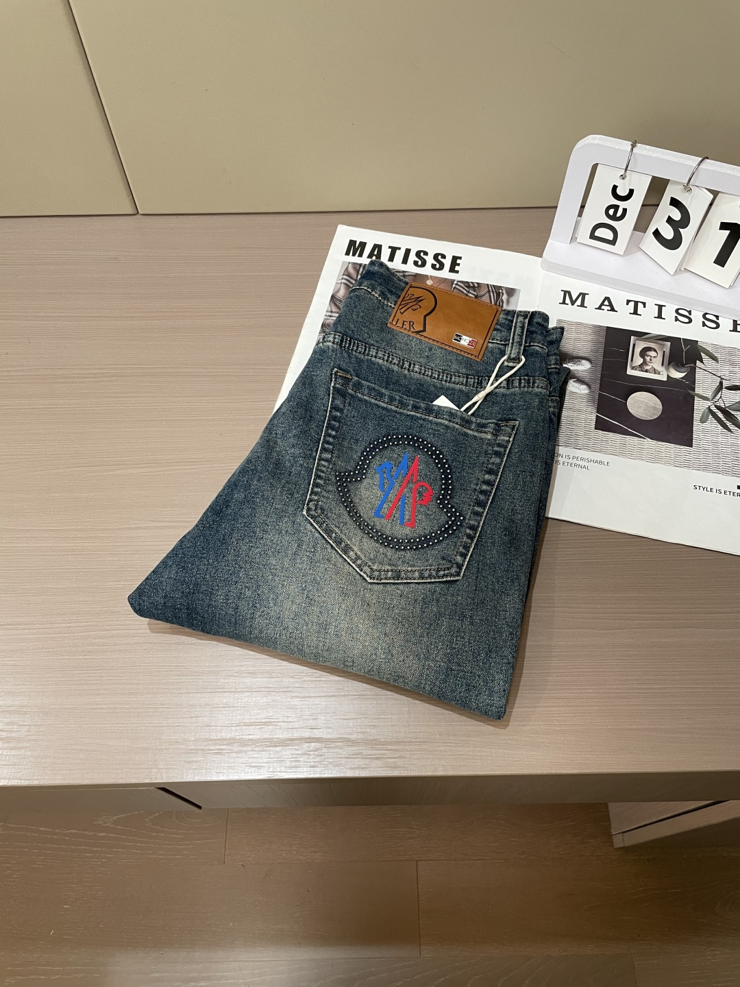 蒙口专柜最新同款牛仔裤 面料版型做工绝绝子好穿不挑身材在搭配上没有太多的限制 随意简洁的衬托其他单品，来