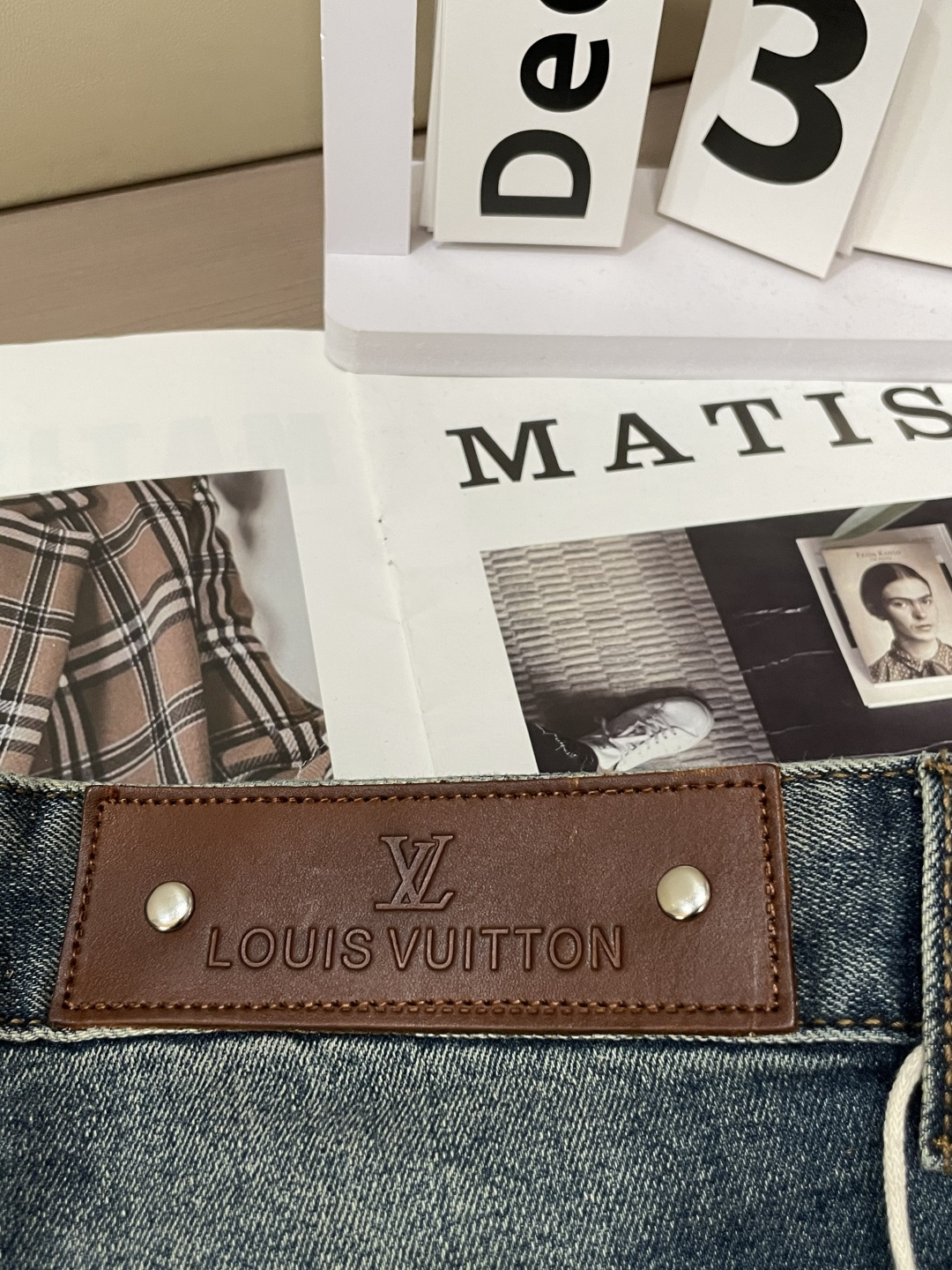 Lv专柜最新同款牛仔裤 面料版型做工绝绝子好穿不挑身材在搭配上没有太多的限制 随意简洁的衬托其他单品，来