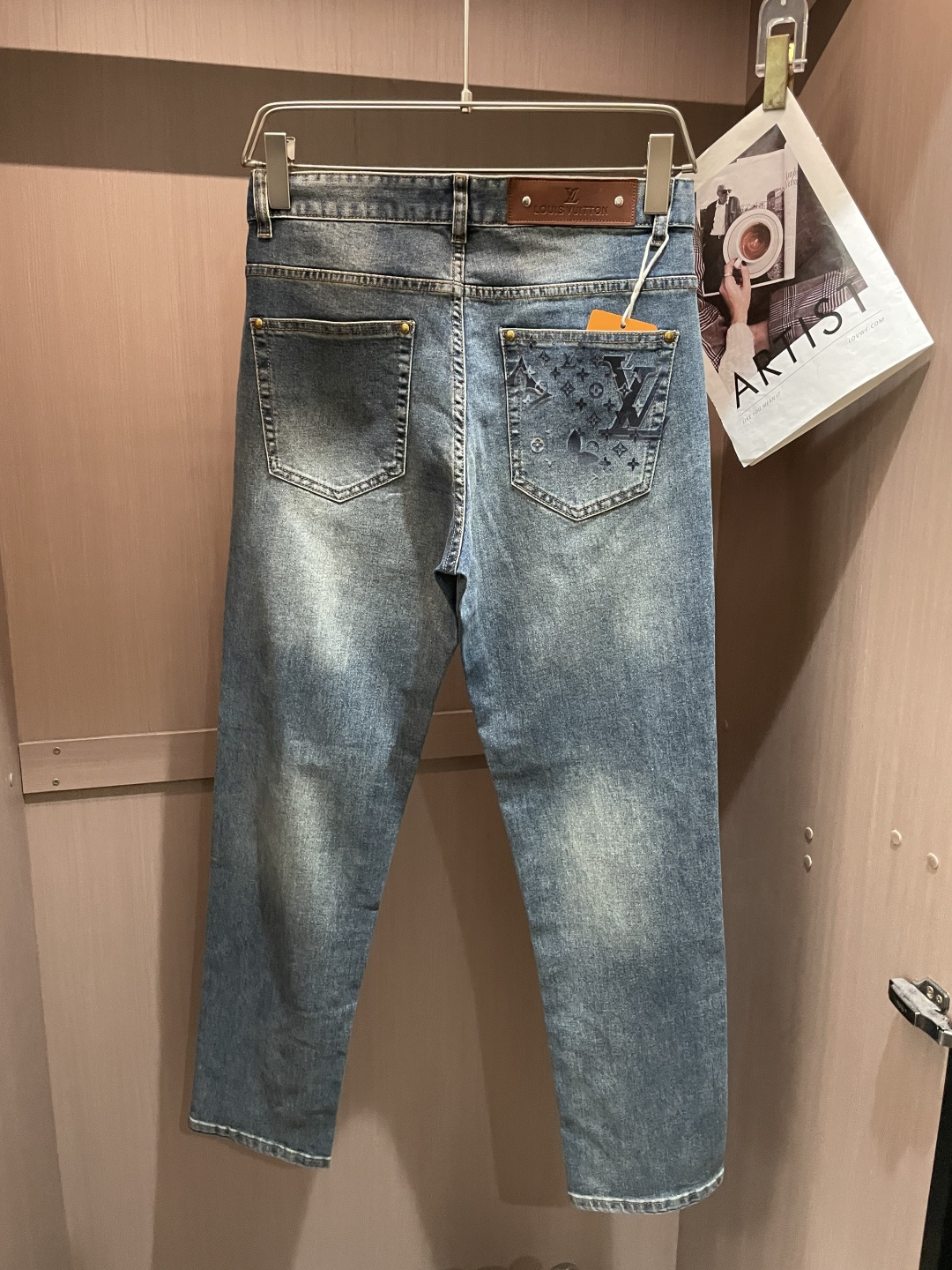 Lv专柜最新同款牛仔裤 面料版型做工绝绝子好穿不挑身材在搭配上没有太多的限制 随意简洁的衬托其他单品，来