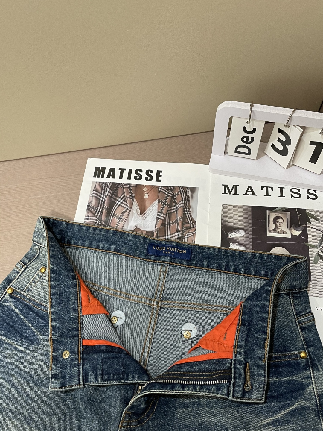 Lv专柜最新同款牛仔裤 面料版型做工绝绝子好穿不挑身材在搭配上没有太多的限制 随意简洁的衬托其他单品，来