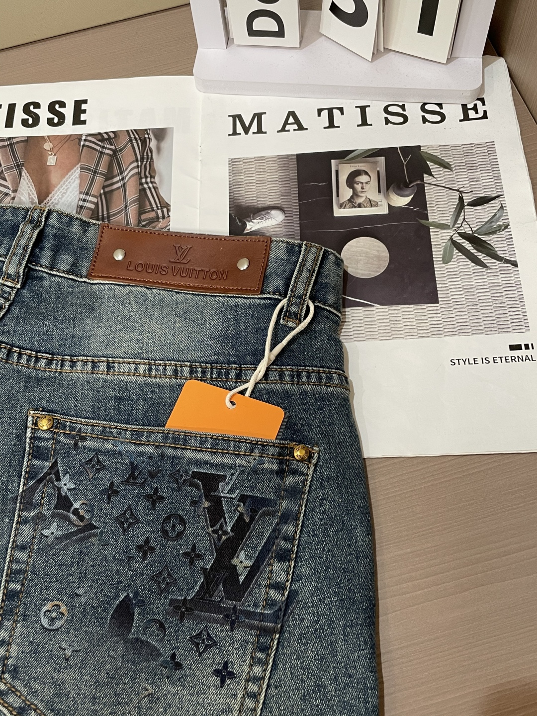 Lv专柜最新同款牛仔裤 面料版型做工绝绝子好穿不挑身材在搭配上没有太多的限制 随意简洁的衬托其他单品，来