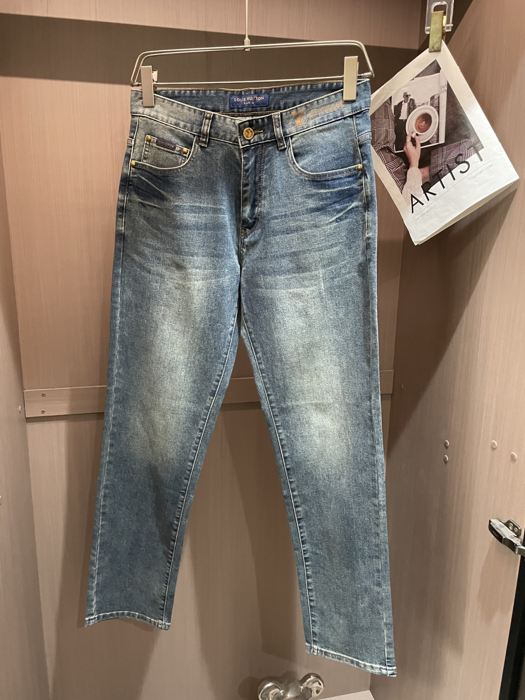 Lv专柜最新同款牛仔裤 面料版型做工绝绝子好穿不挑身材在搭配上没有太多的限制 随意简洁的衬托其他单品，来