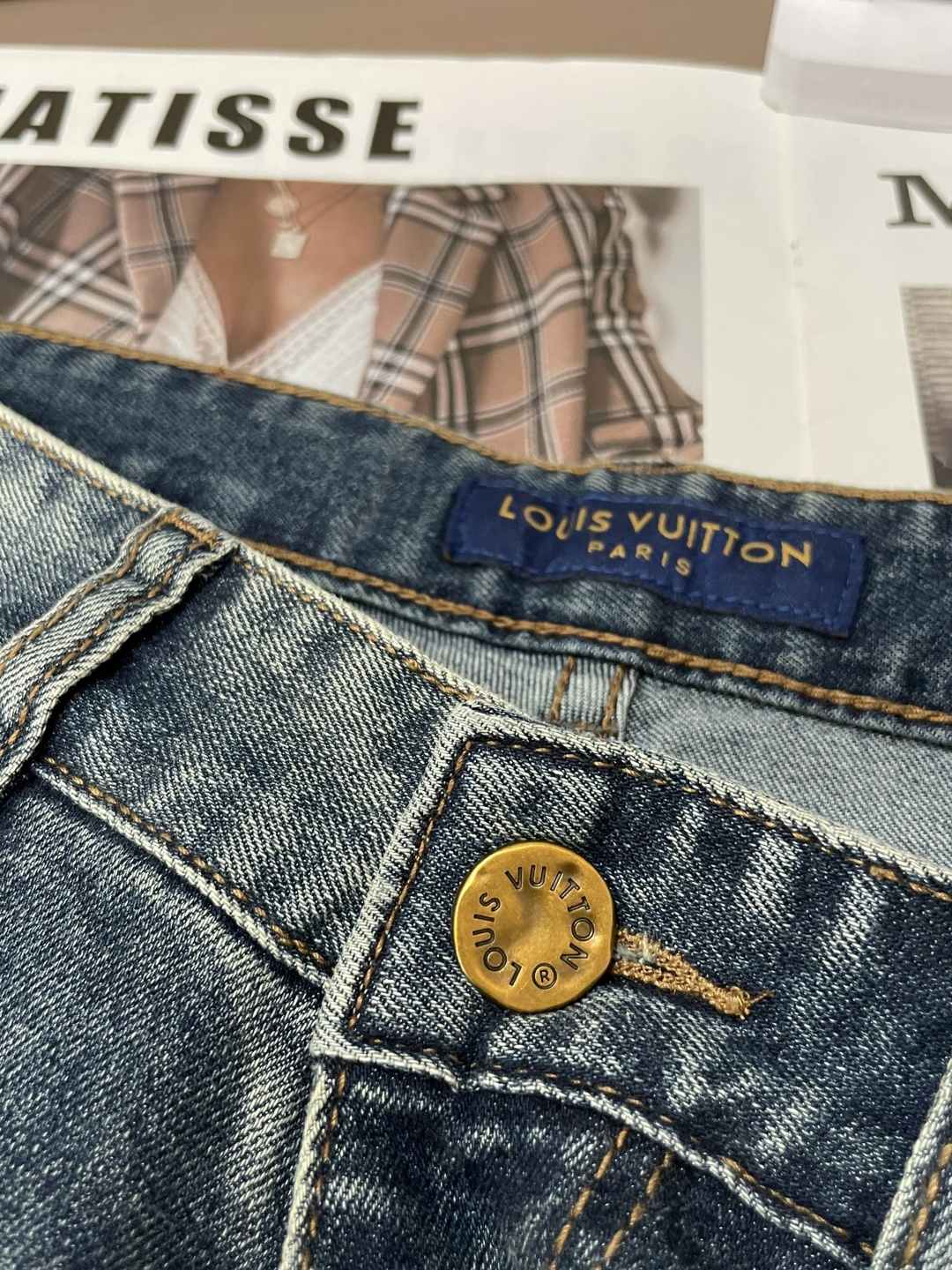 Lv专柜最新同款牛仔裤 面料版型做工绝绝子好穿不挑身材在搭配上没有太多的限制 随意简洁的衬托其他单品，来