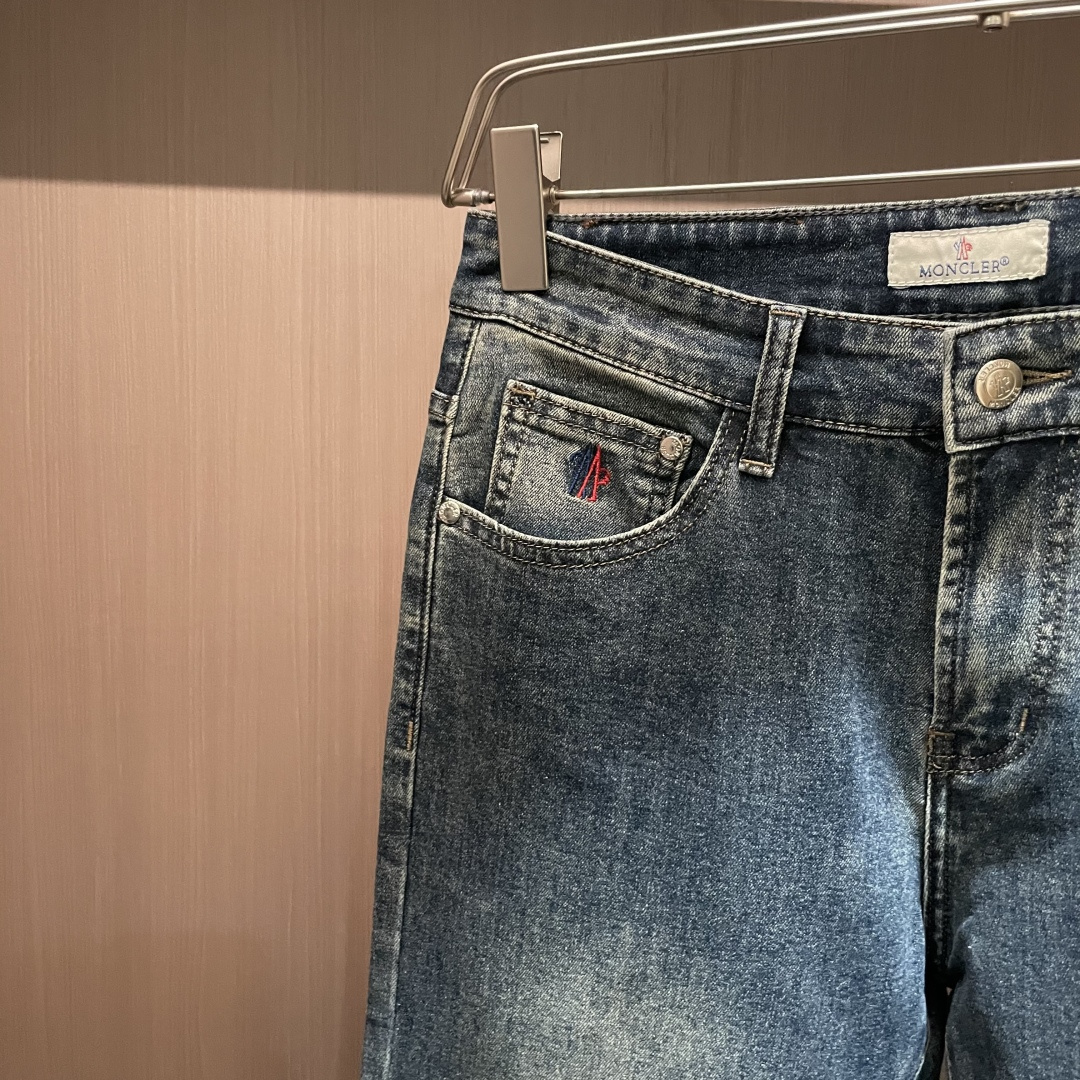 蒙口专柜最新同款牛仔裤 面料版型做工绝绝子好穿不挑身材在搭配上没有太多的限制 随意简洁的衬托其他单品，来