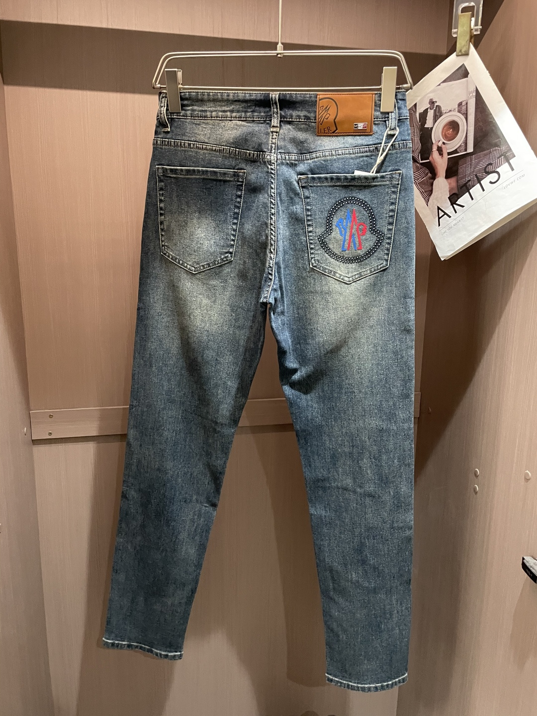 蒙口专柜最新同款牛仔裤 面料版型做工绝绝子好穿不挑身材在搭配上没有太多的限制 随意简洁的衬托其他单品，来