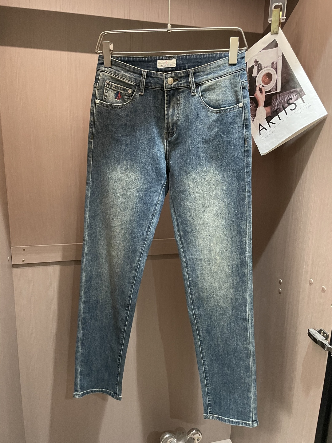 蒙口专柜最新同款牛仔裤 面料版型做工绝绝子好穿不挑身材在搭配上没有太多的限制 随意简洁的衬托其他单品，来