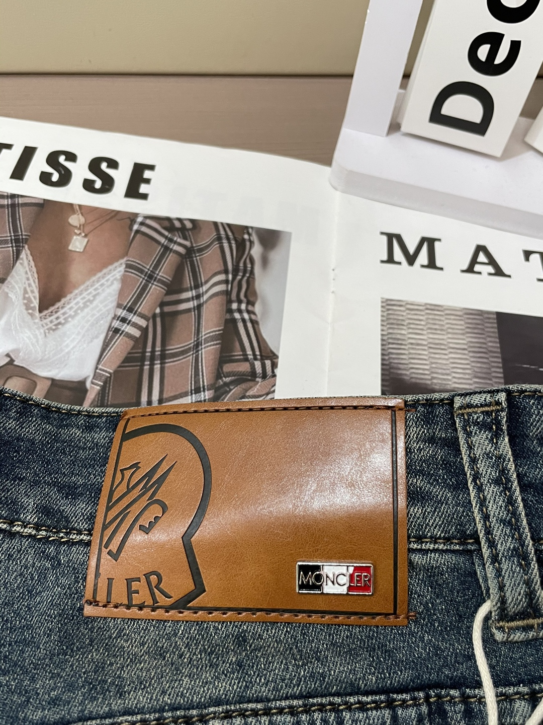 蒙口专柜最新同款牛仔裤 面料版型做工绝绝子好穿不挑身材在搭配上没有太多的限制 随意简洁的衬托其他单品，来