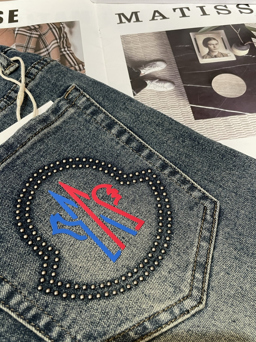 蒙口专柜最新同款牛仔裤 面料版型做工绝绝子好穿不挑身材在搭配上没有太多的限制 随意简洁的衬托其他单品，来