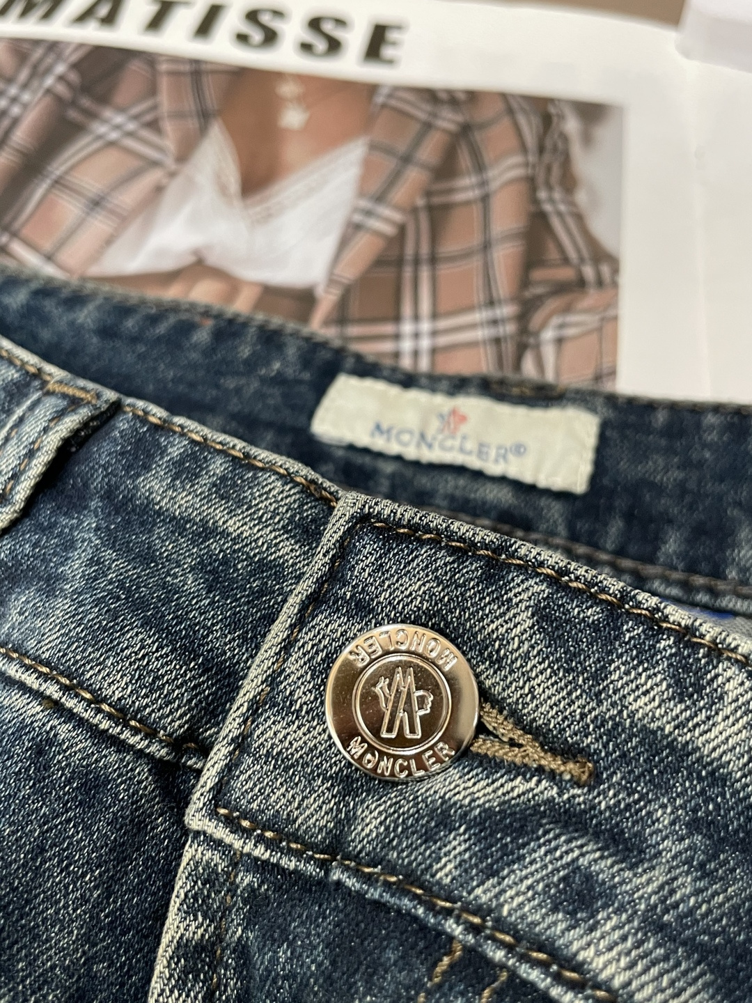 蒙口专柜最新同款牛仔裤 面料版型做工绝绝子好穿不挑身材在搭配上没有太多的限制 随意简洁的衬托其他单品，来