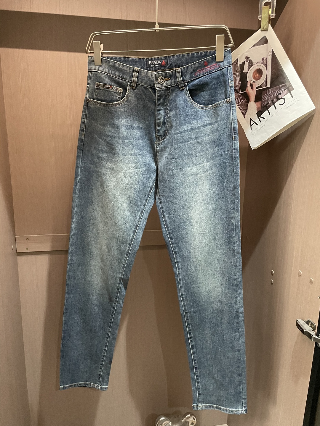 Prad专柜最新同款牛仔裤 面料版型做工绝绝子好穿不挑身材在搭配上没有太多的限制 随意简洁的衬托其他单品