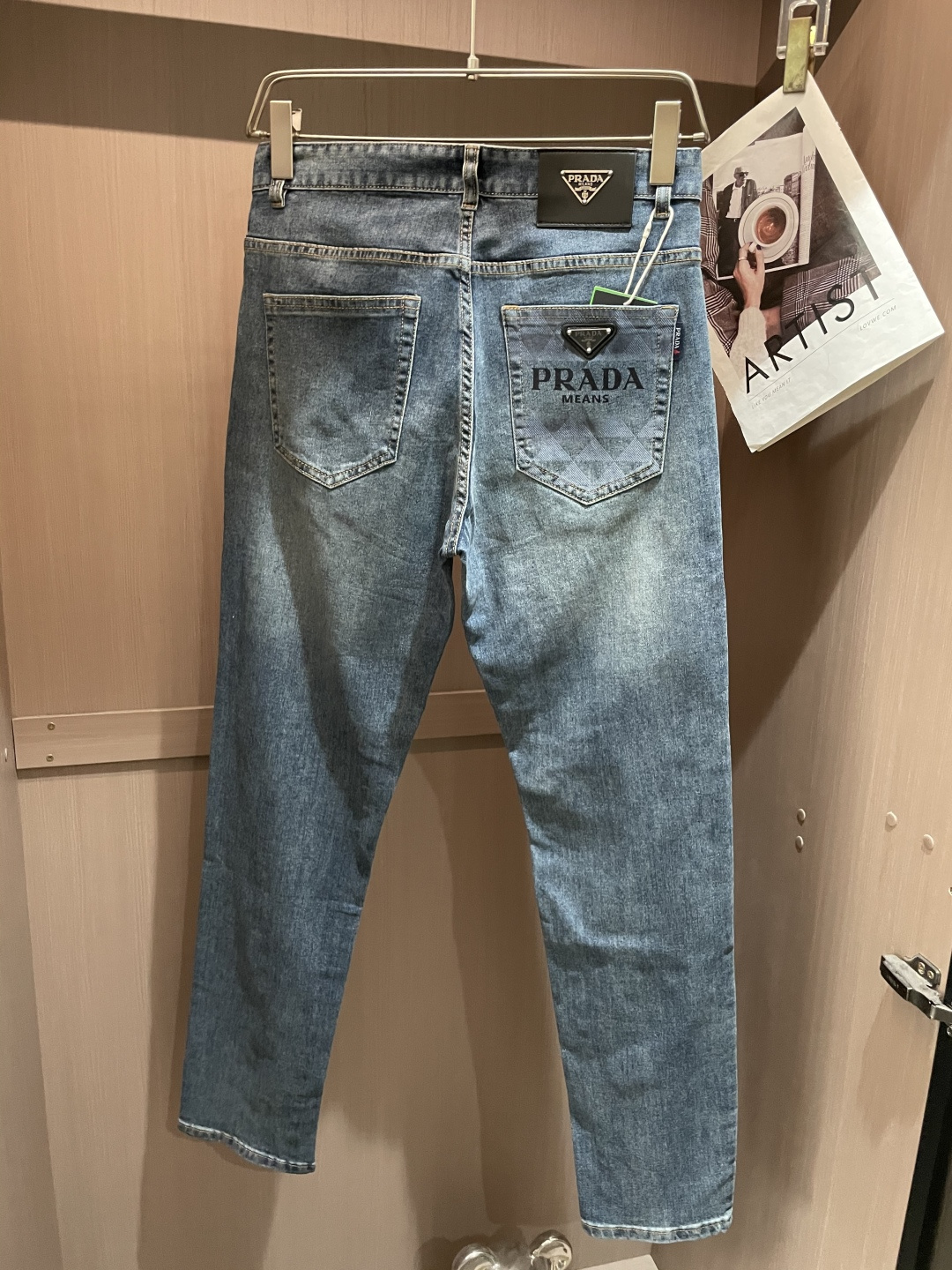 Prad专柜最新同款牛仔裤 面料版型做工绝绝子好穿不挑身材在搭配上没有太多的限制 随意简洁的衬托其他单品