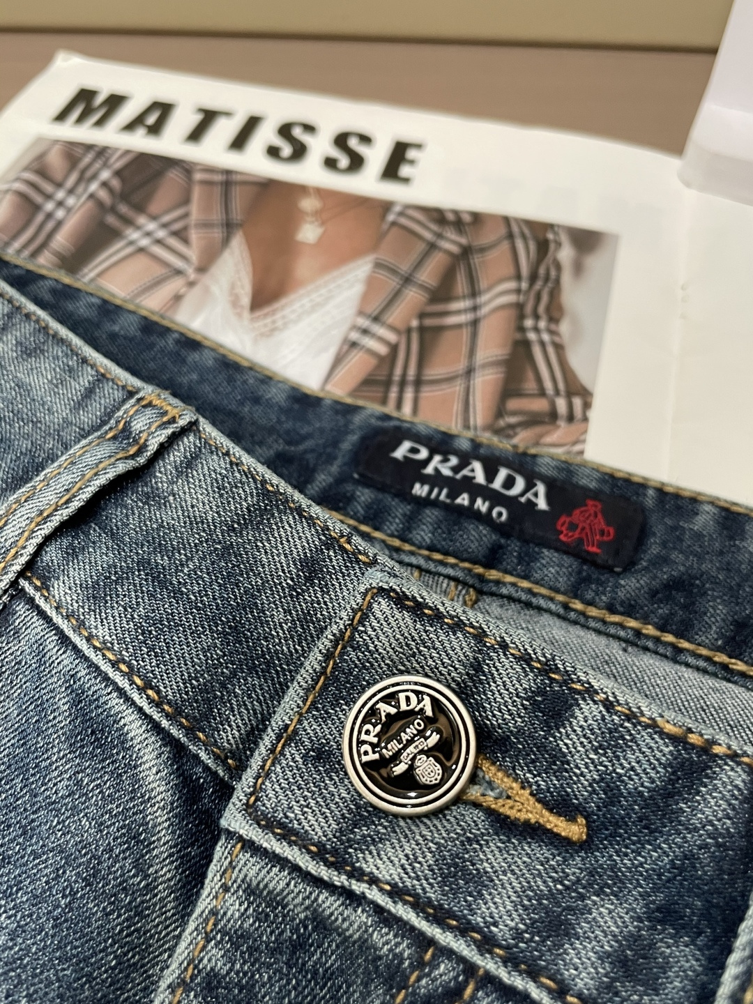 Prad专柜最新同款牛仔裤 面料版型做工绝绝子好穿不挑身材在搭配上没有太多的限制 随意简洁的衬托其他单品
