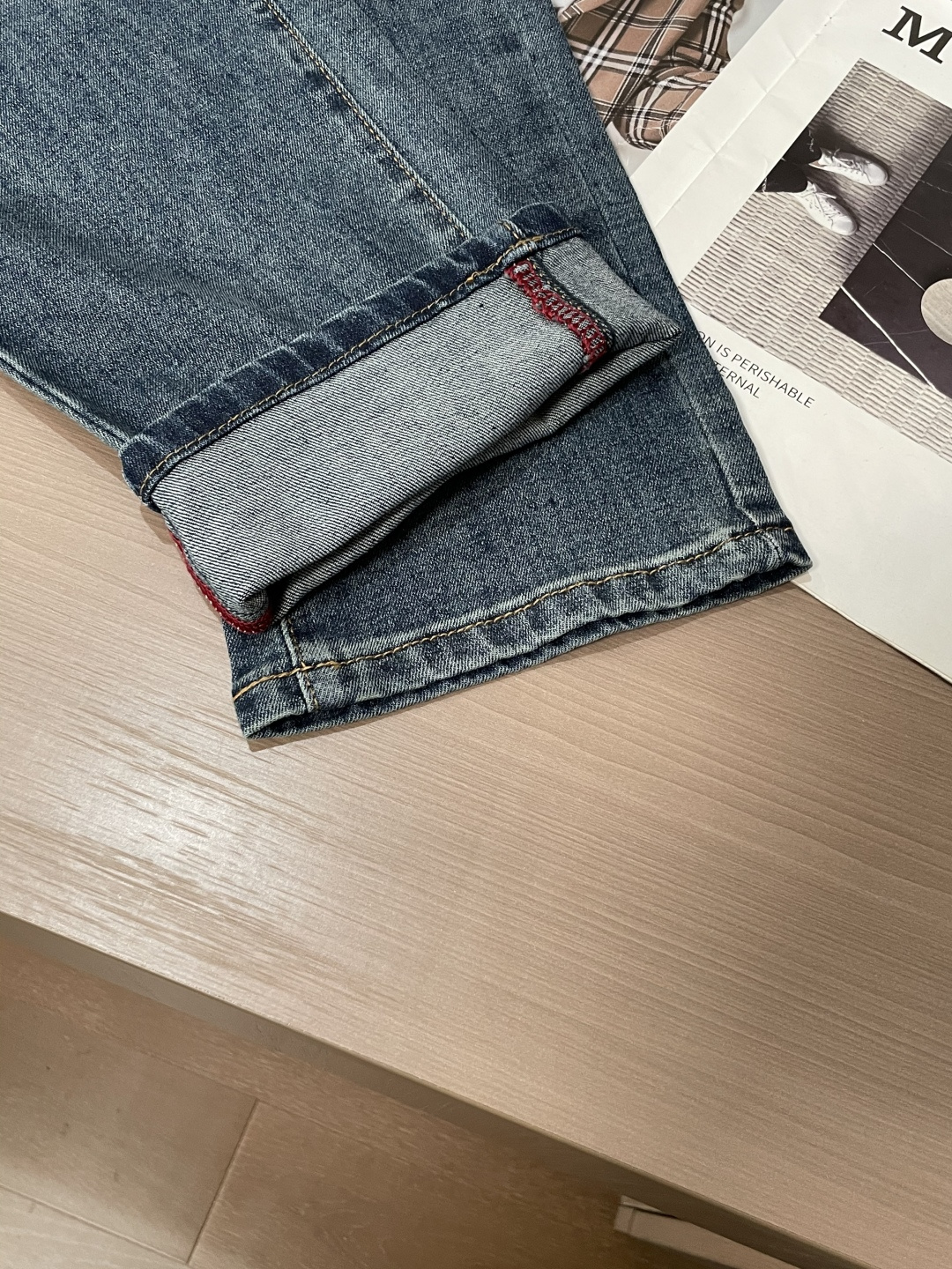 Prad专柜最新同款牛仔裤 面料版型做工绝绝子好穿不挑身材在搭配上没有太多的限制 随意简洁的衬托其他单品