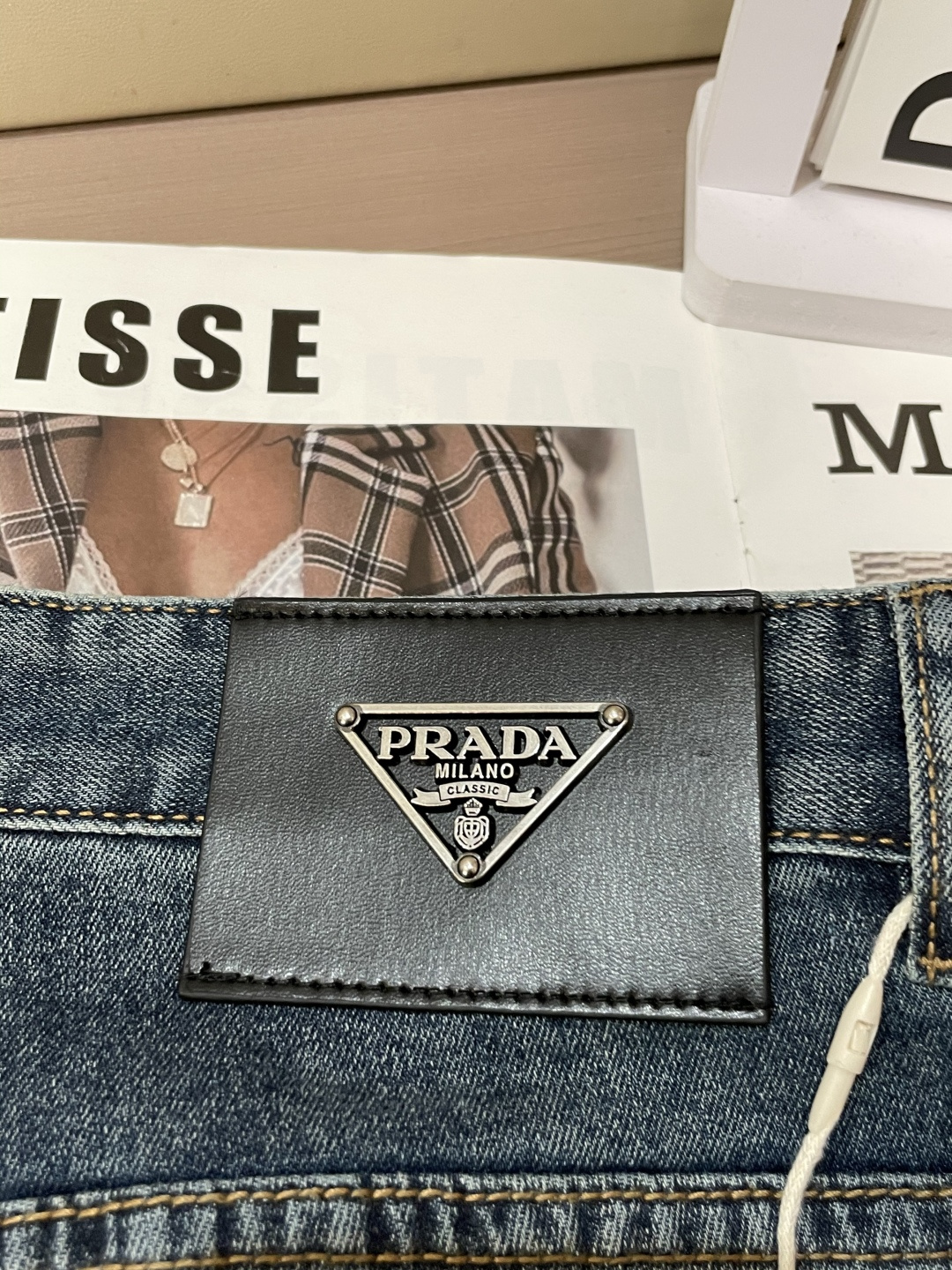 Prad专柜最新同款牛仔裤 面料版型做工绝绝子好穿不挑身材在搭配上没有太多的限制 随意简洁的衬托其他单品