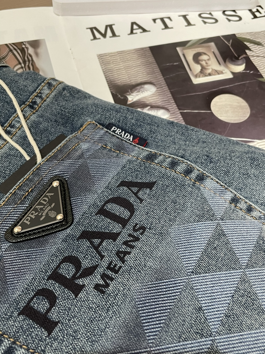 Prad专柜最新同款牛仔裤 面料版型做工绝绝子好穿不挑身材在搭配上没有太多的限制 随意简洁的衬托其他单品