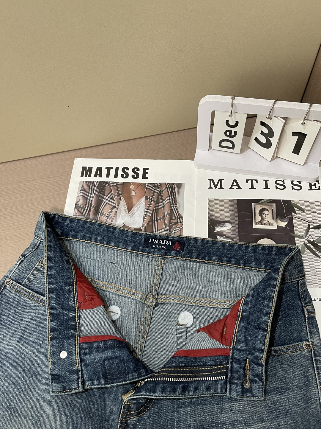 Prad专柜最新同款牛仔裤 面料版型做工绝绝子好穿不挑身材在搭配上没有太多的限制 随意简洁的衬托其他单品