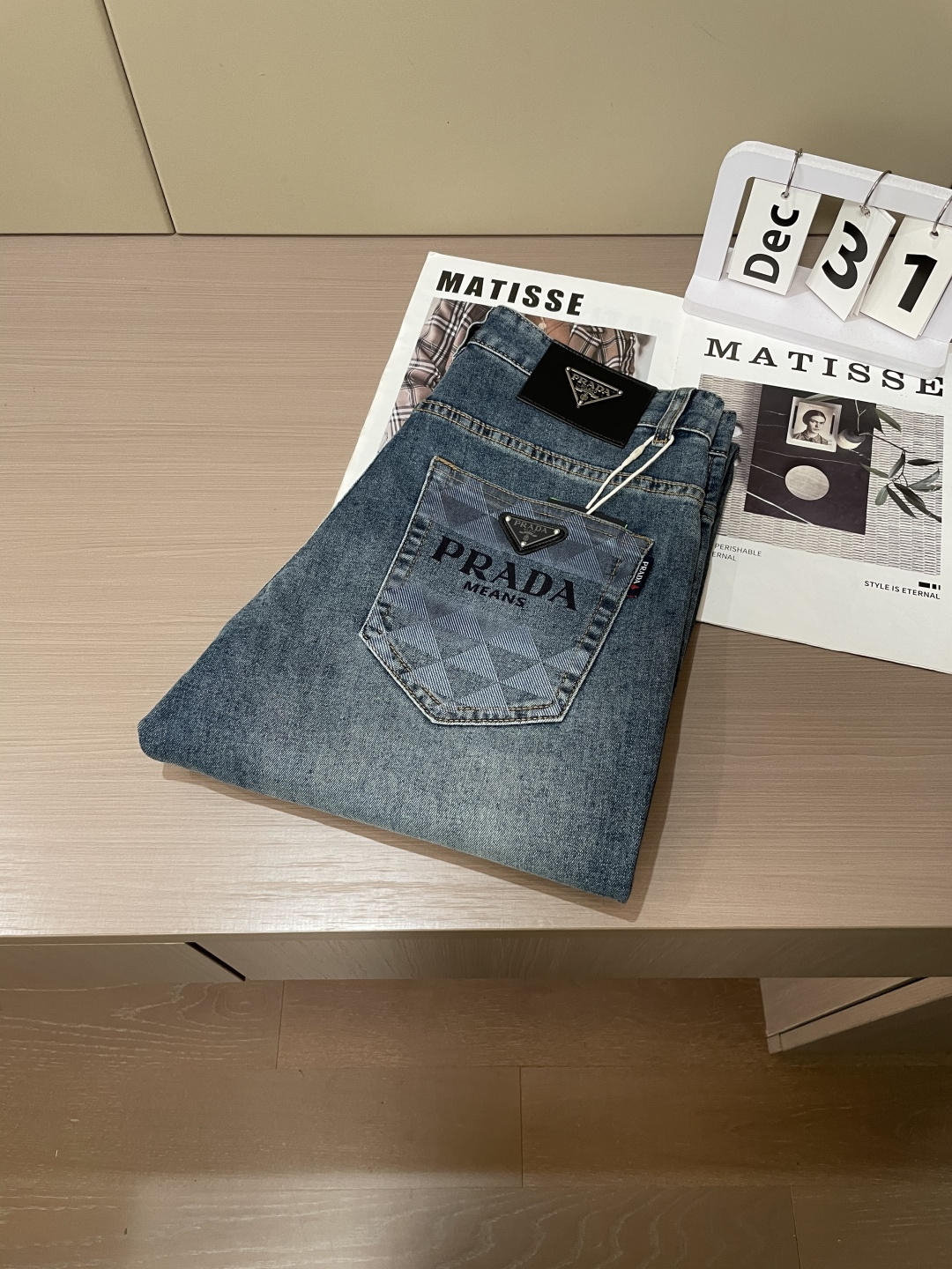 Prad专柜最新同款牛仔裤 面料版型做工绝绝子好穿不挑身材在搭配上没有太多的限制 随意简洁的衬托其他单品