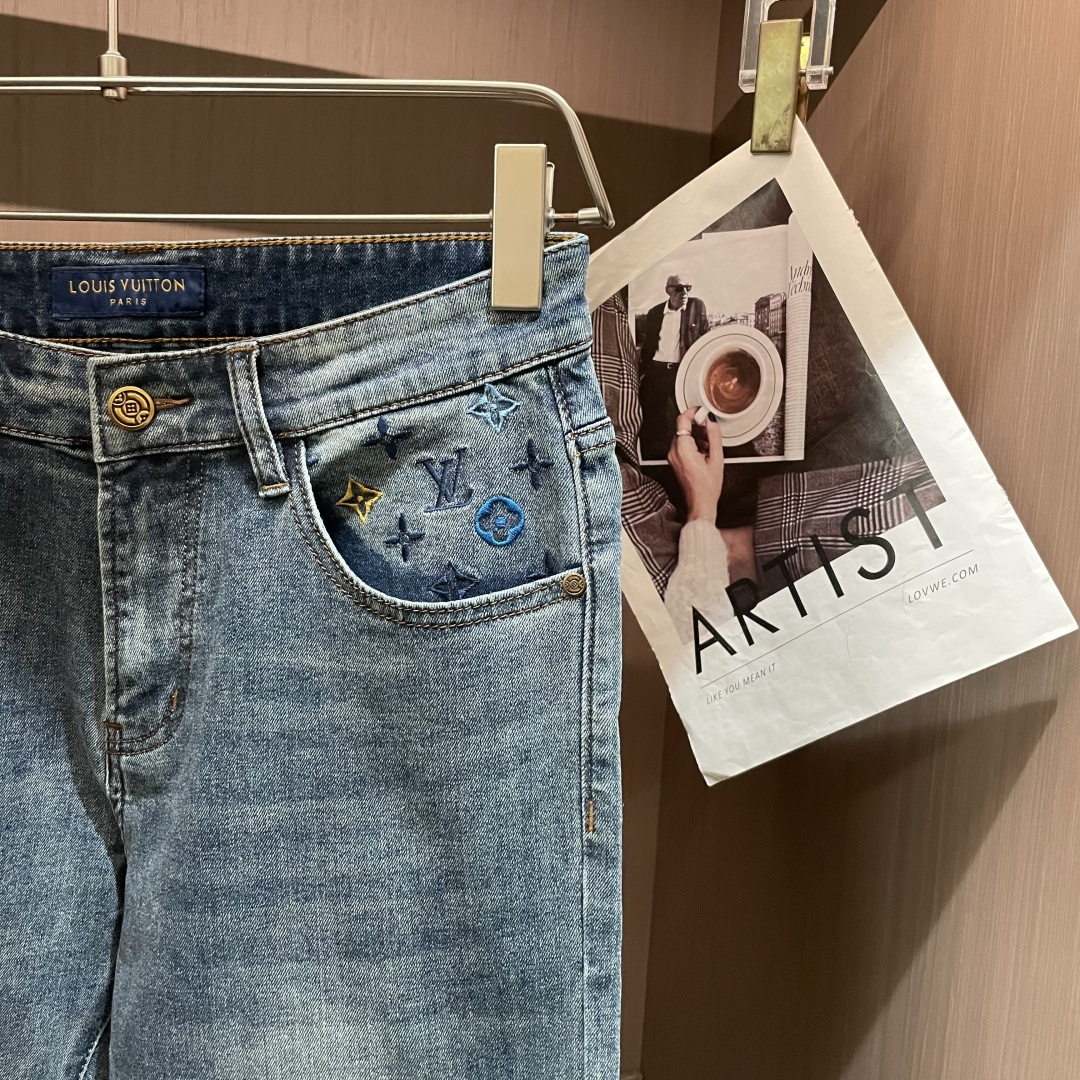 Lv专柜最新同款牛仔裤 面料版型做工绝绝子好穿不挑身材在搭配上没有太多的限制 随意简洁的衬托其他单品，来