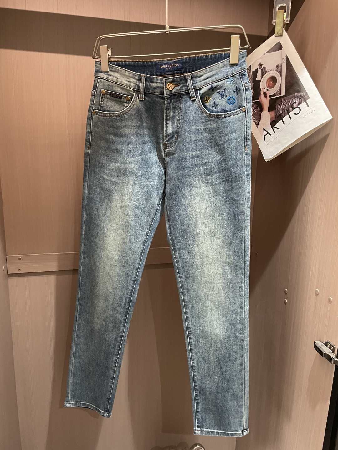 Lv专柜最新同款牛仔裤 面料版型做工绝绝子好穿不挑身材在搭配上没有太多的限制 随意简洁的衬托其他单品，来