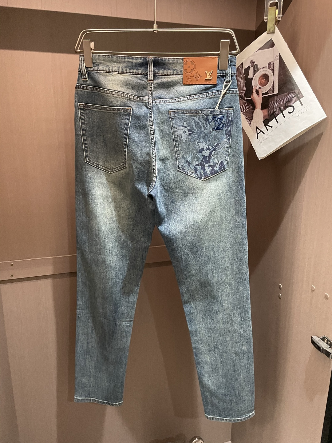 Lv专柜最新同款牛仔裤 面料版型做工绝绝子好穿不挑身材在搭配上没有太多的限制 随意简洁的衬托其他单品，来