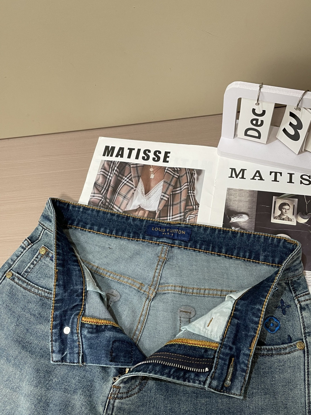 Lv专柜最新同款牛仔裤 面料版型做工绝绝子好穿不挑身材在搭配上没有太多的限制 随意简洁的衬托其他单品，来