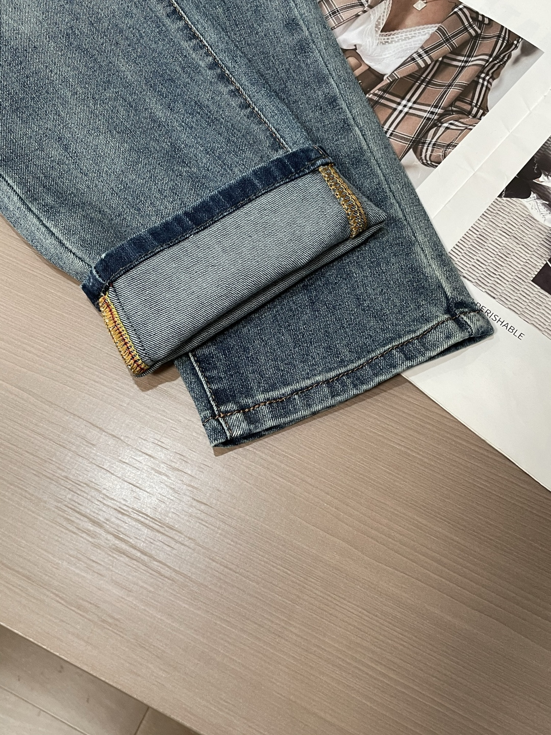 Lv专柜最新同款牛仔裤 面料版型做工绝绝子好穿不挑身材在搭配上没有太多的限制 随意简洁的衬托其他单品，来