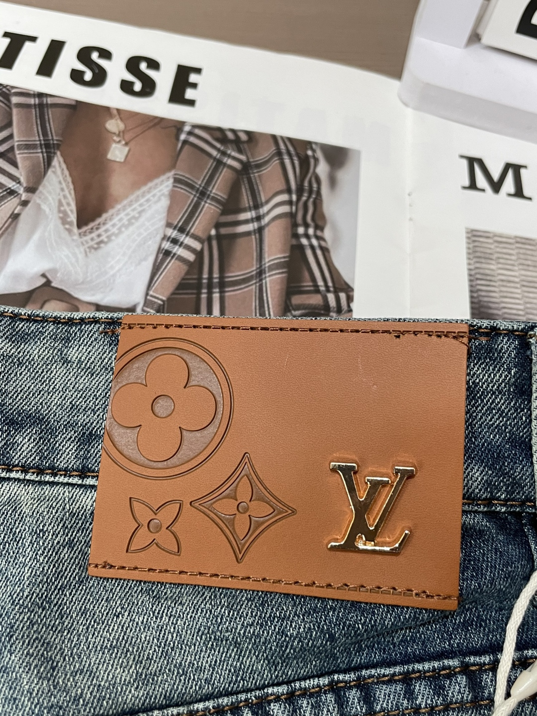 Lv专柜最新同款牛仔裤 面料版型做工绝绝子好穿不挑身材在搭配上没有太多的限制 随意简洁的衬托其他单品，来