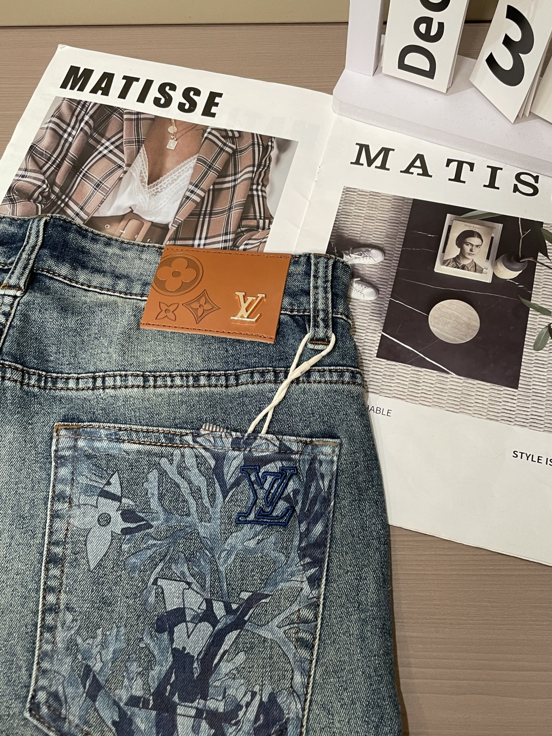 Lv专柜最新同款牛仔裤 面料版型做工绝绝子好穿不挑身材在搭配上没有太多的限制 随意简洁的衬托其他单品，来