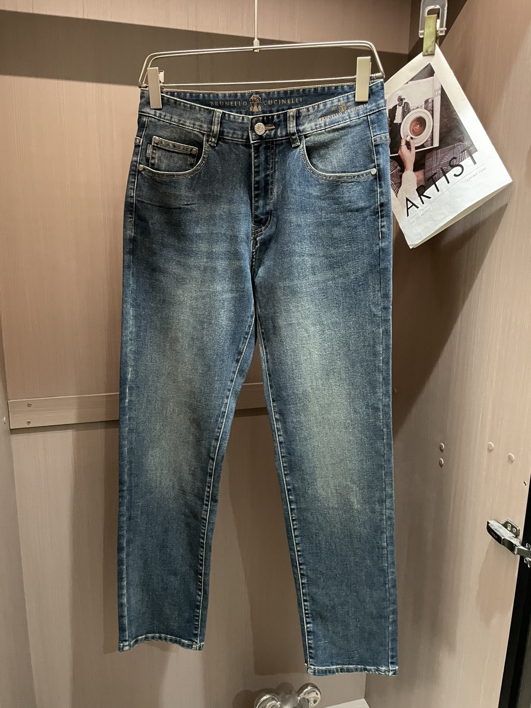 BC专柜最新同款牛仔裤 面料版型做工绝绝子好穿不挑身材在搭配上没有太多的限制 随意简洁的衬托其他单品，来