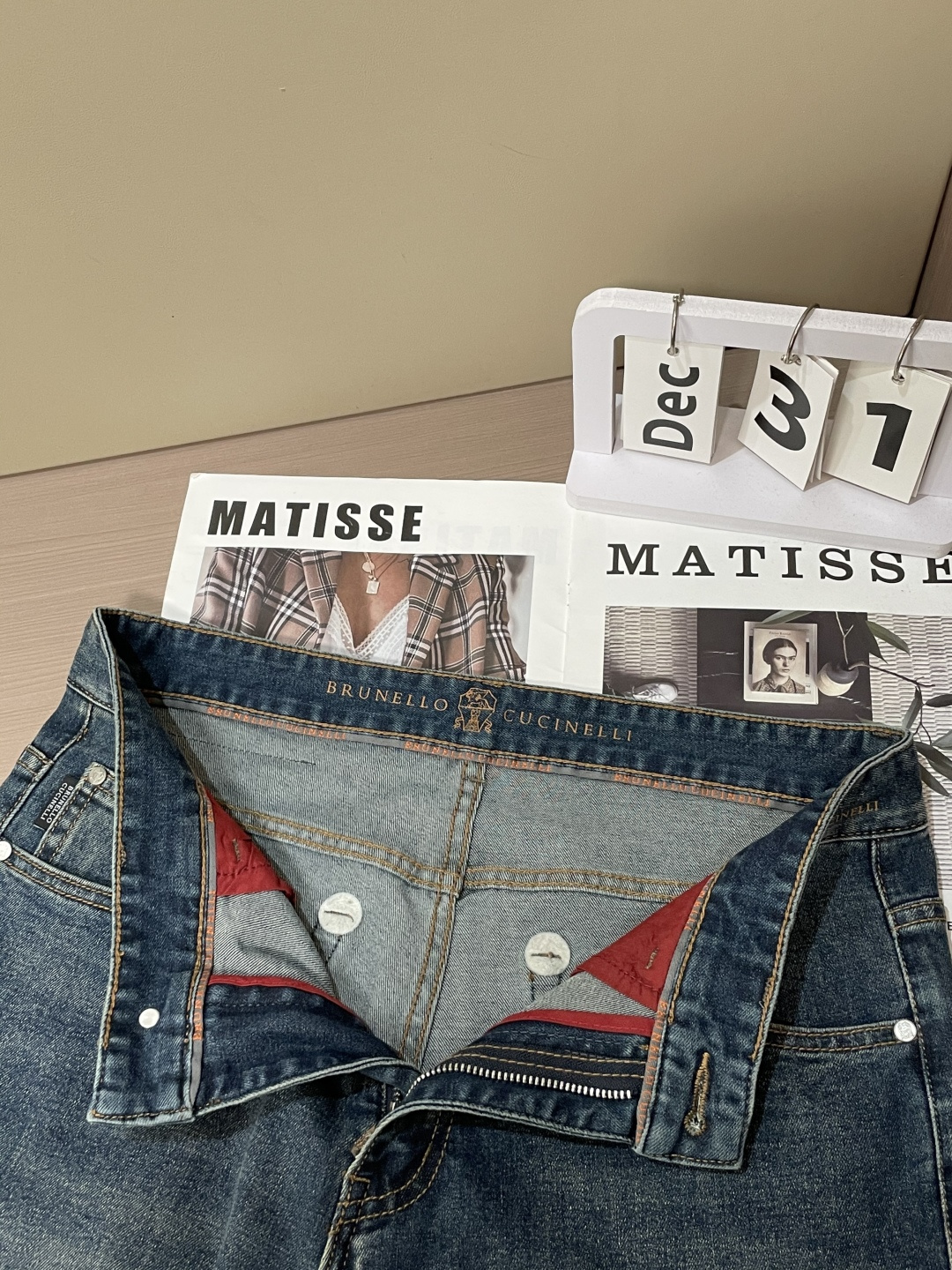 BC专柜最新同款牛仔裤 面料版型做工绝绝子好穿不挑身材在搭配上没有太多的限制 随意简洁的衬托其他单品，来