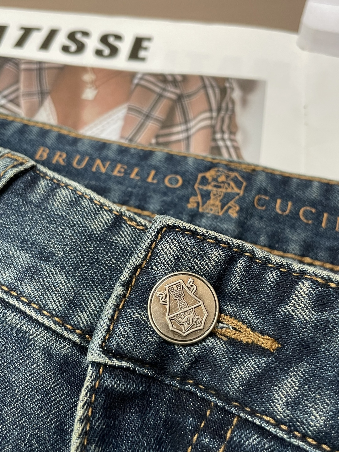 BC专柜最新同款牛仔裤 面料版型做工绝绝子好穿不挑身材在搭配上没有太多的限制 随意简洁的衬托其他单品，来