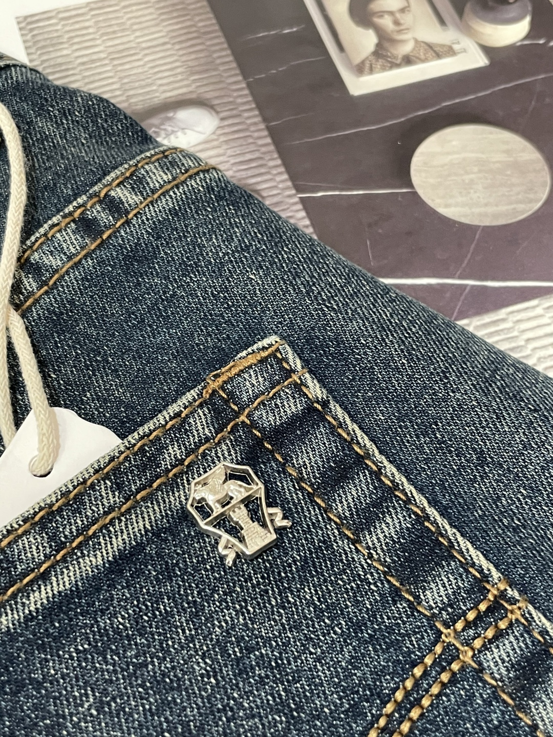 BC专柜最新同款牛仔裤 面料版型做工绝绝子好穿不挑身材在搭配上没有太多的限制 随意简洁的衬托其他单品，来