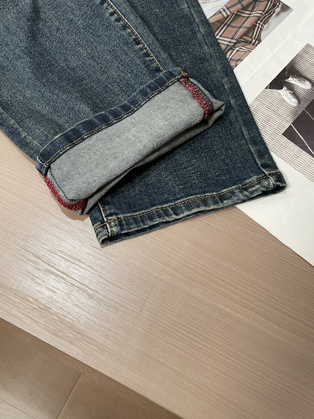 BC专柜最新同款牛仔裤 面料版型做工绝绝子好穿不挑身材在搭配上没有太多的限制 随意简洁的衬托其他单品，来