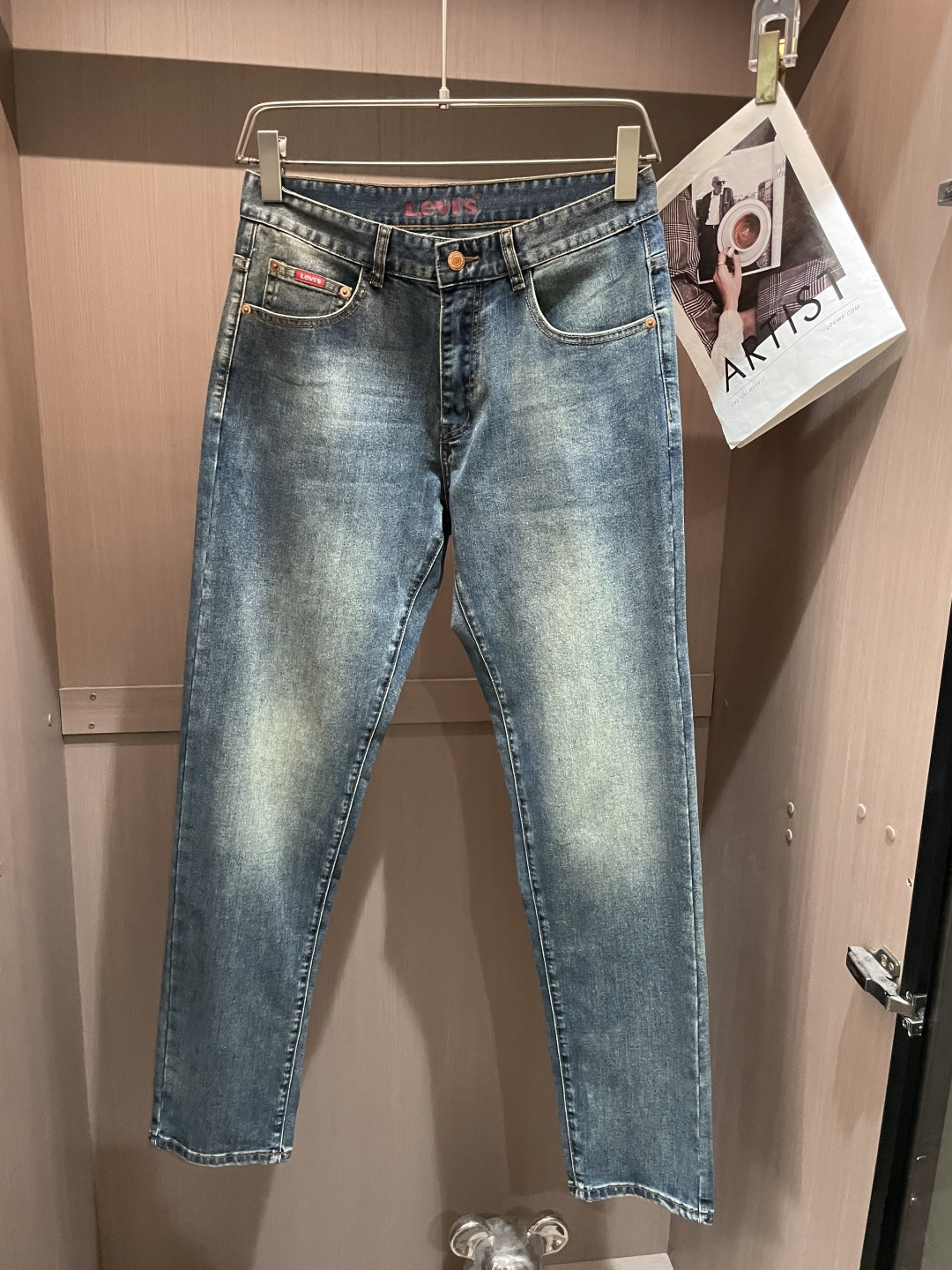 Levi’s 专柜最新同款牛仔裤 面料版型做工绝绝子好穿不挑身材在搭配上没有太多的限制 随意简洁的衬托其