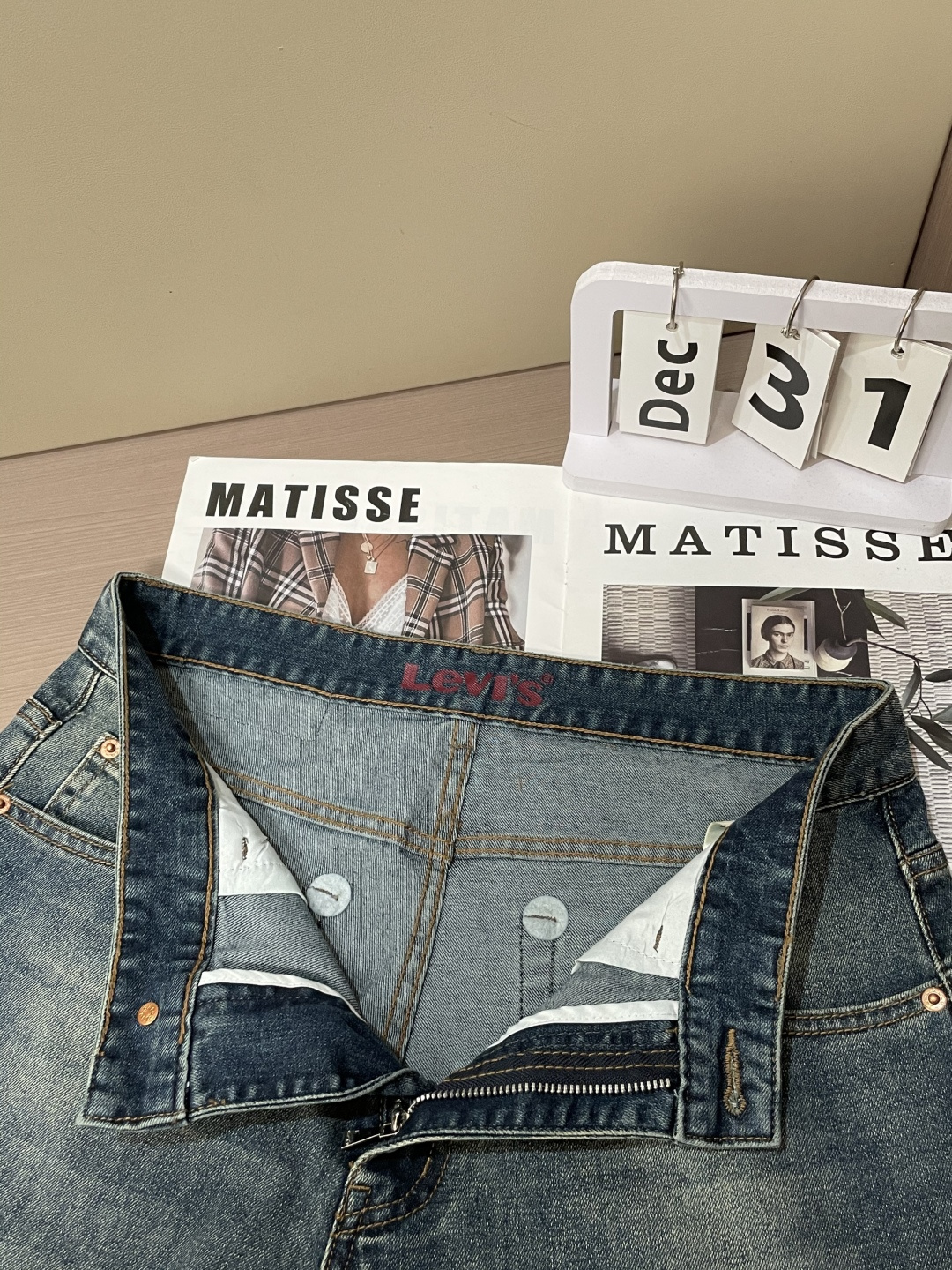 Levi’s 专柜最新同款牛仔裤 面料版型做工绝绝子好穿不挑身材在搭配上没有太多的限制 随意简洁的衬托其