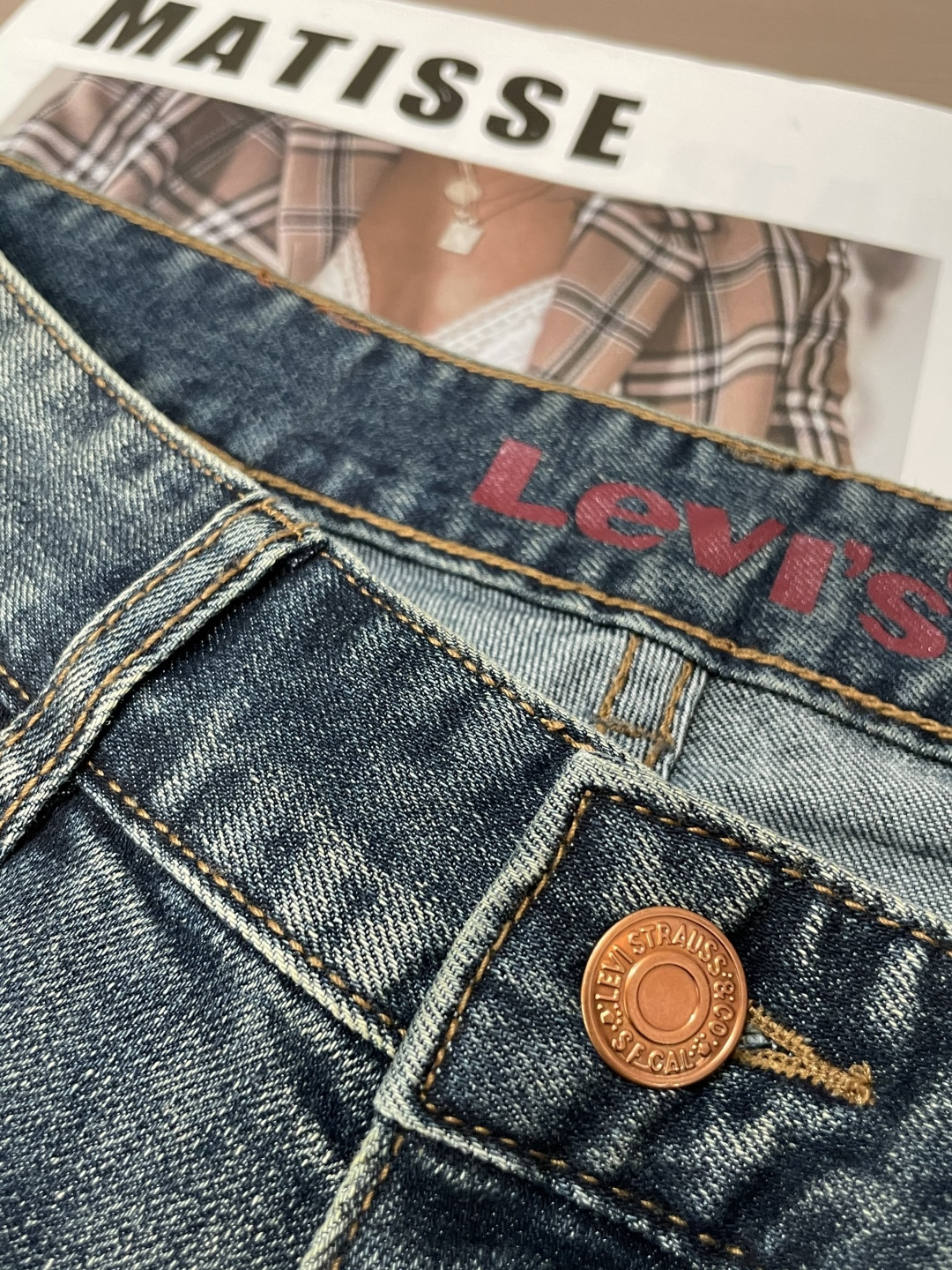 Levi’s 专柜最新同款牛仔裤 面料版型做工绝绝子好穿不挑身材在搭配上没有太多的限制 随意简洁的衬托其