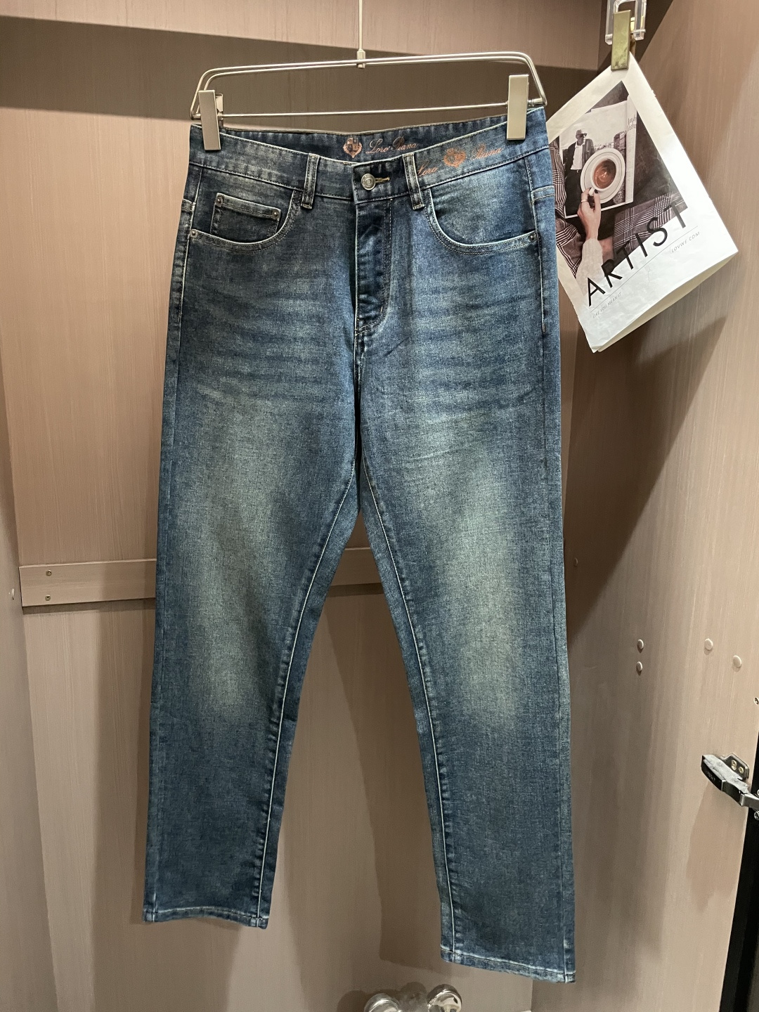 lp🆕专柜最新同款牛仔裤 面料版型做工绝绝子好穿不挑身材在搭配上没有太多的限制 随意简洁的衬托其他单品，