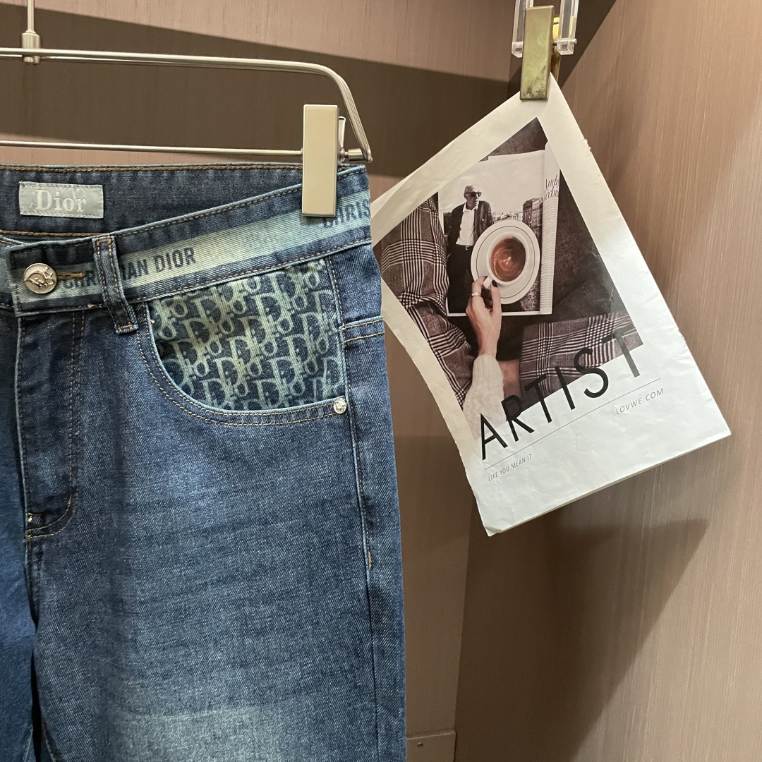 Dior专柜最新同款牛仔裤 面料版型做工绝绝子好穿不挑身材在搭配上没有太多的限制 随意简洁的衬托其他单品