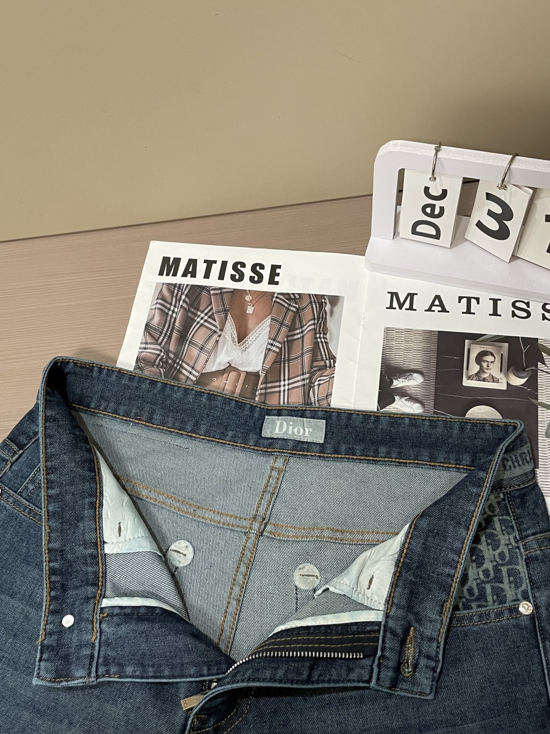 Dior专柜最新同款牛仔裤 面料版型做工绝绝子好穿不挑身材在搭配上没有太多的限制 随意简洁的衬托其他单品